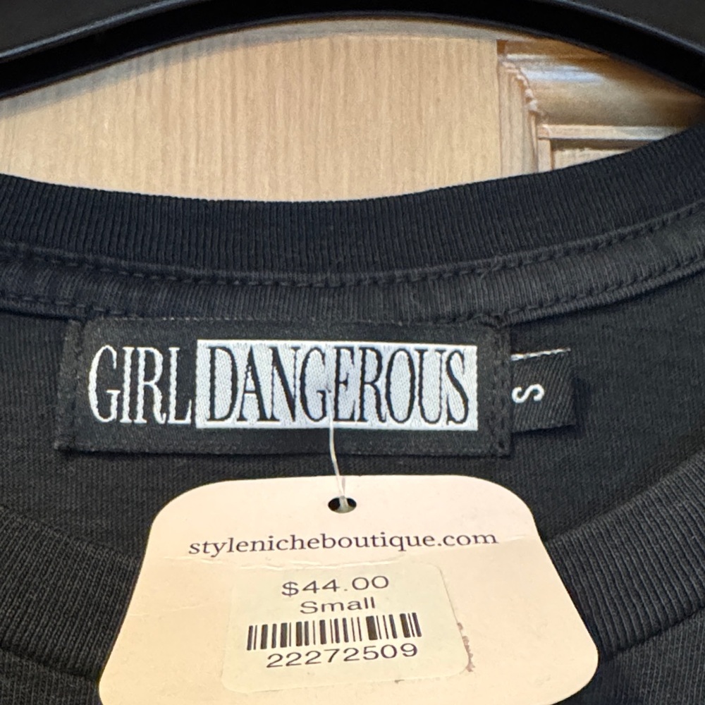 Manhattan Graphic Black Crop Top - Picture 2 of 5